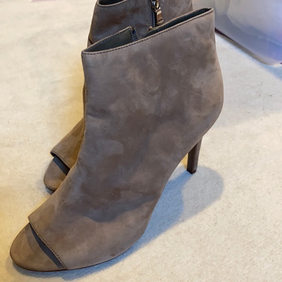 Lauren Ralph Lauren Nude Suede Short Boots sz 9B NEW - Picture 1 of 8